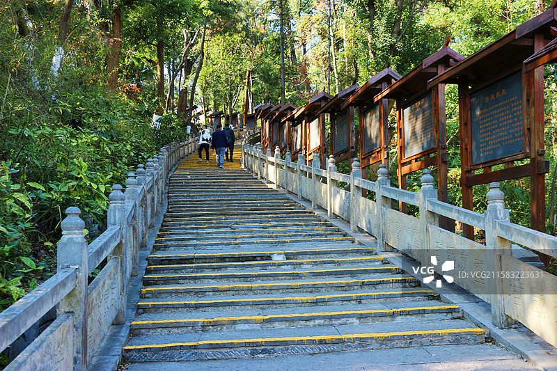 三国赤壁古战场景区环境，以三国人文掌故、战争实景戏、楚地民俗民风、汉代古典建筑为内容，三国文化为载体图片素材