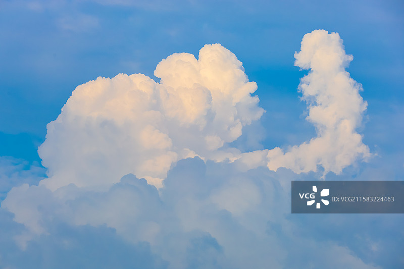 城市上空的云图片素材