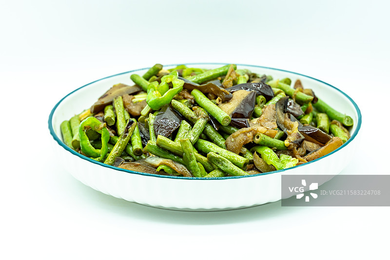 白色背景中的一盘茄子烧豆角家常菜图片素材