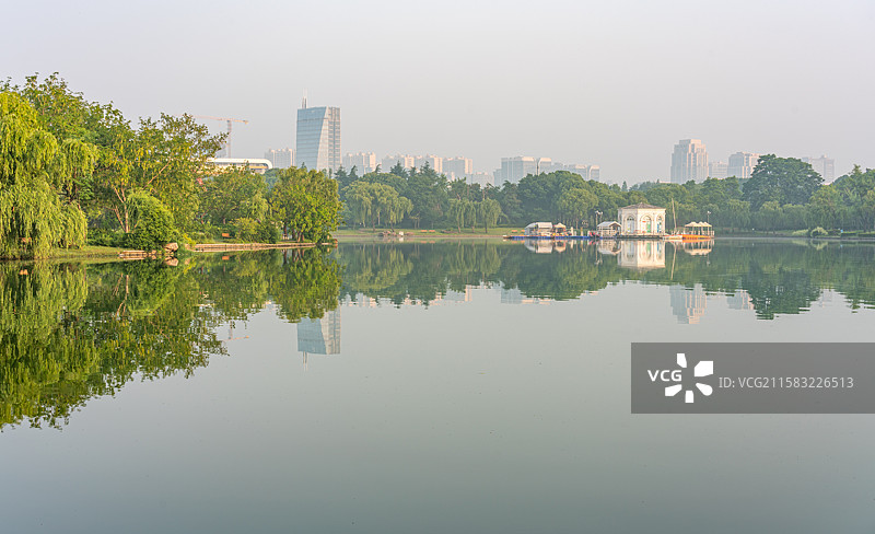 上海嘉定安亭汽车博览公园清晨的清江湖城市建筑上海汽车城倒影景点景观图片素材