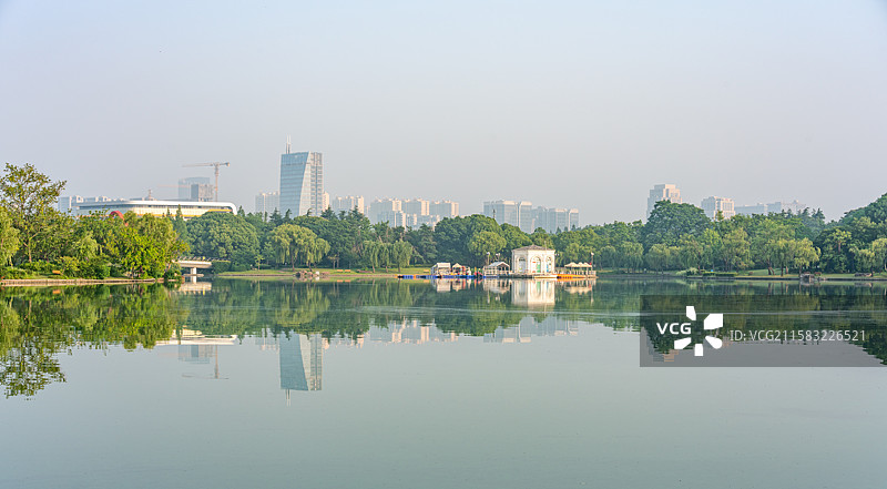上海嘉定安亭汽车博览公园清晨的清江湖城市建筑上海汽车城倒影景点景观图片素材