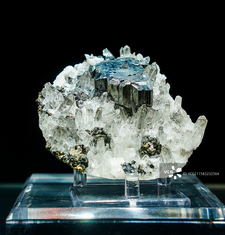 陈列在中国地质大学逸夫博物馆的车轮矿+水晶图片素材