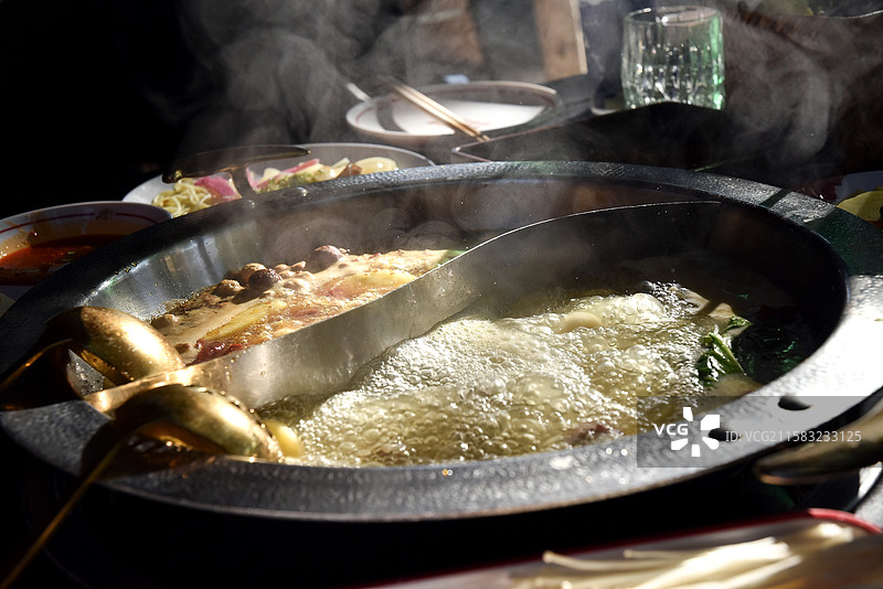 热气腾腾的中式火锅图片素材