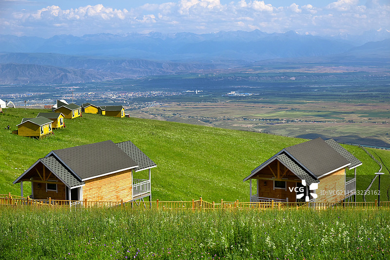 山坡上的木屋田园风光图片素材