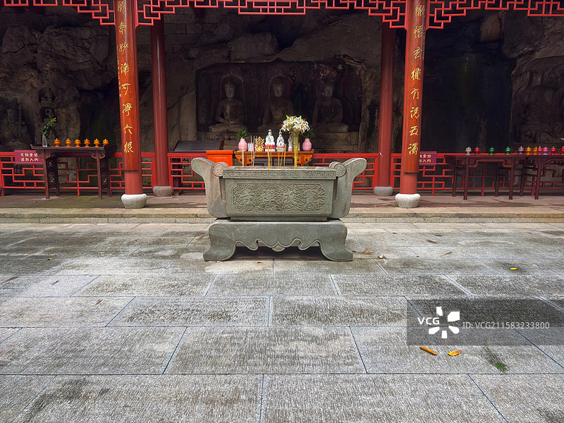 杭州吴山国宝级麻曷葛剌造像全览｜宝成禅寺三尊石窟石刻（夏日红柱绿影／香炉供品实景）｜全国重点文保单位图片素材