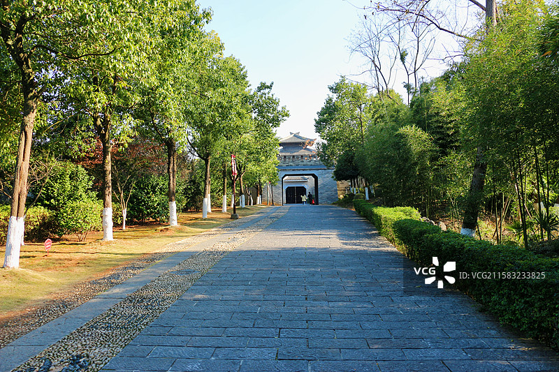 三国赤壁古战场景区出口，以三国人文掌故、战争实景戏、楚地民俗民风、汉代古典建筑为内容，三国文化为载体图片素材