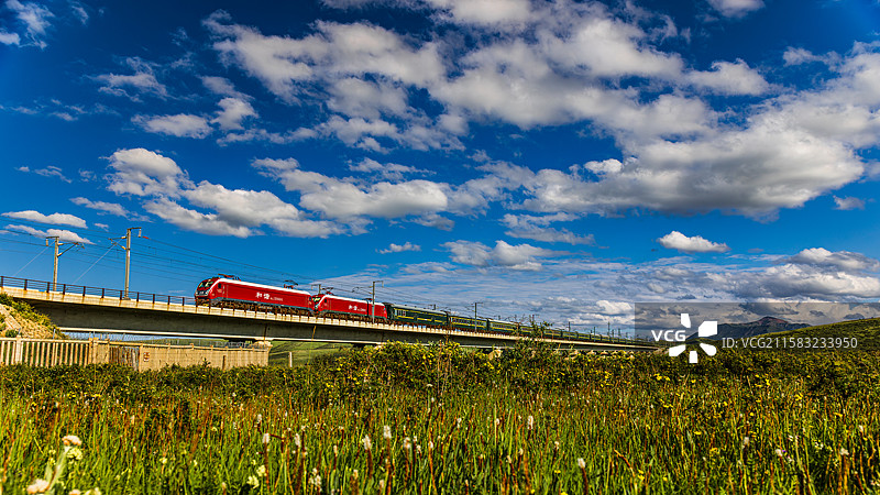 高铁穿越祁连草原图片素材