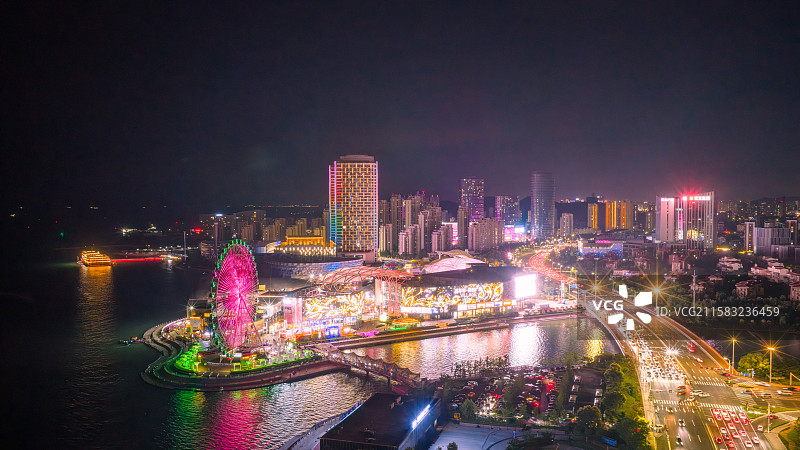 夏天傍晚蓝调时刻漫天火烧云晚霞下的青岛市黄岛区海岸线城市夜景图片素材