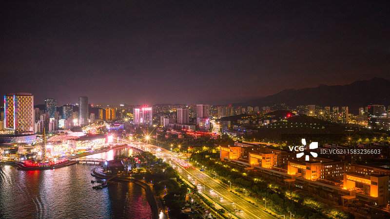 夏天傍晚蓝调时刻漫天火烧云晚霞下的青岛市黄岛区海岸线城市夜景图片素材