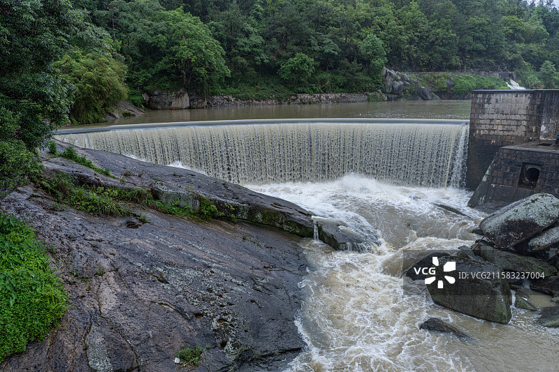仙游九鲤湖旅游区雨后湍急的流水与岩石图片素材