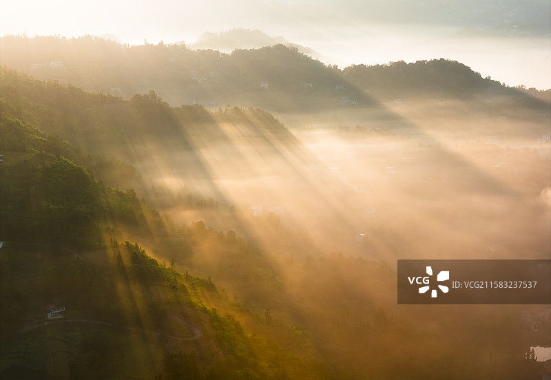 山间晨曦与古韵塔影 龙华古镇八仙山日出图片素材