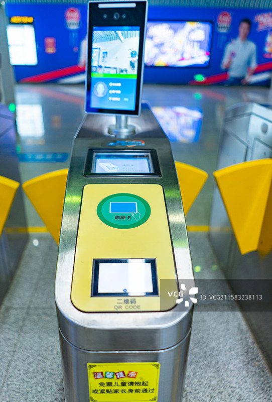 中国城市交通拍摄主题，国内火车交通公共设施，高铁站刷身份证人脸识别闸机检票机器，室内无人图像摄影图片素材
