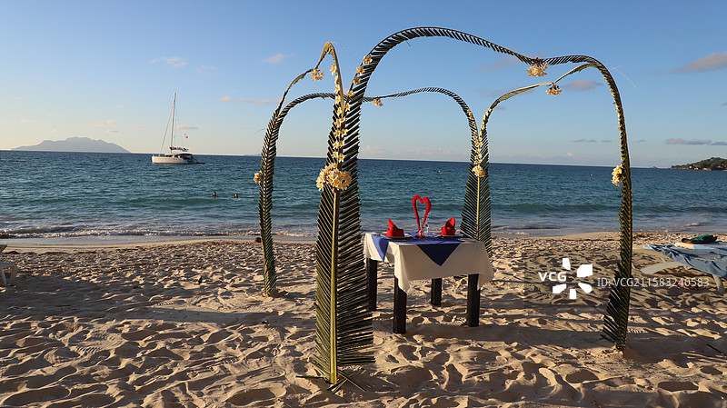 塞舌尔马埃岛博瓦隆海滩沙滩晚餐图片素材