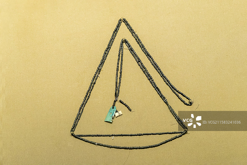 湖北省博物馆“极目楚天——湖北古代文明展”：绿松石坠饰及石串饰（大溪文化时期，宜昌杨家湾出土）图片素材