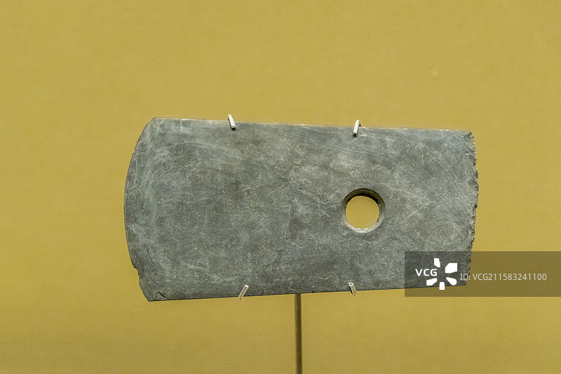 湖北省博物馆“极目楚天——湖北古代文明展”：石钺（油子岭文化时期，宜城顾家坡21号墓出土）图片素材