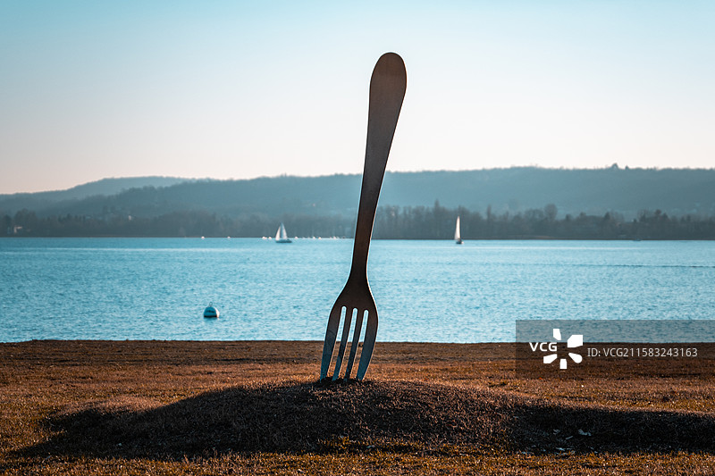 意大利阿罗纳的湖边叉子装置图片素材