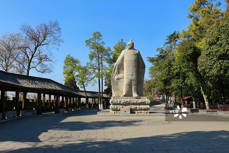 三国赤壁古战场，周瑜石雕像位于赤壁山矶头，由26块花岗岩雕凿而成，是湖北省最高的石雕人物像图片素材