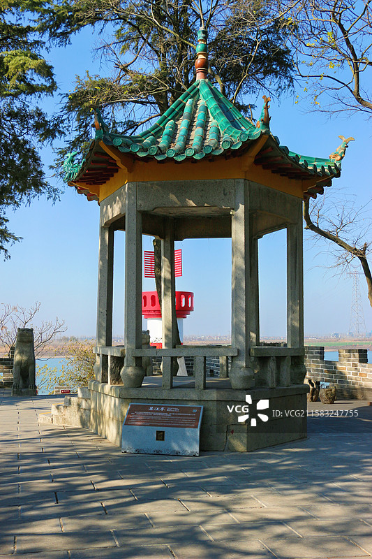 三国赤壁古战场，翼江亭飞位于赤壁山临江绝壁顶上，外形六柱六角，原为东吴大都督周瑜的前沿观察哨和指挥所图片素材