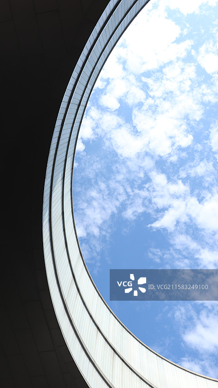 蓝天白云下长沙李自健美术馆图片素材