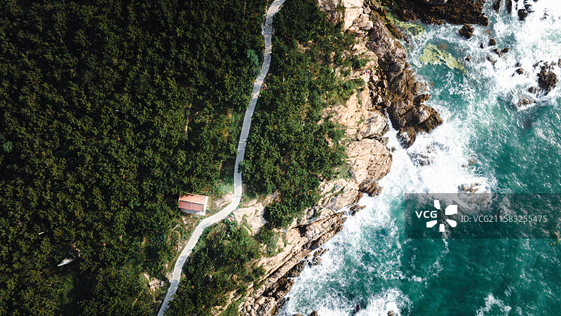 小岛上的建筑和小路及悬崖海边风景图片素材