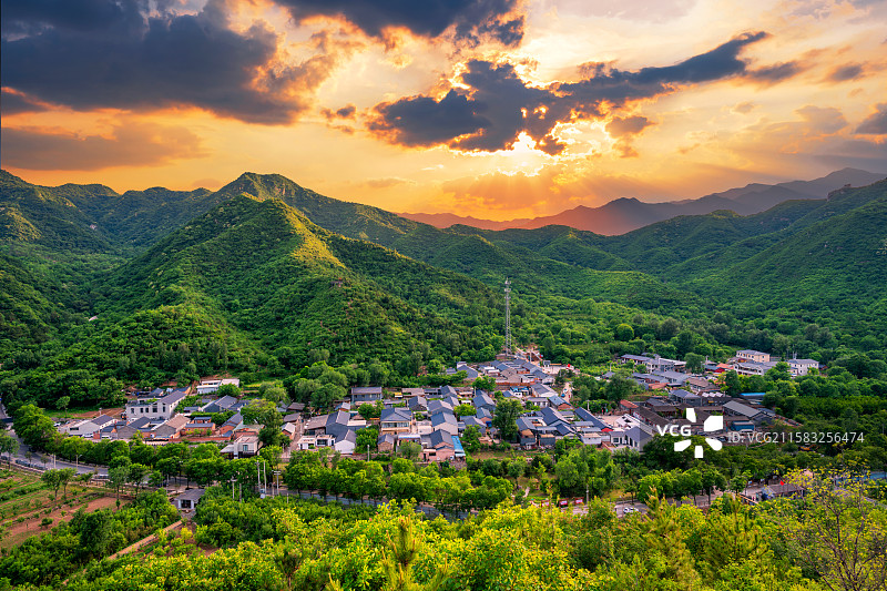 北京密云区石峡关长城脚下，晚霞下俯瞰石峡村全貌图片素材