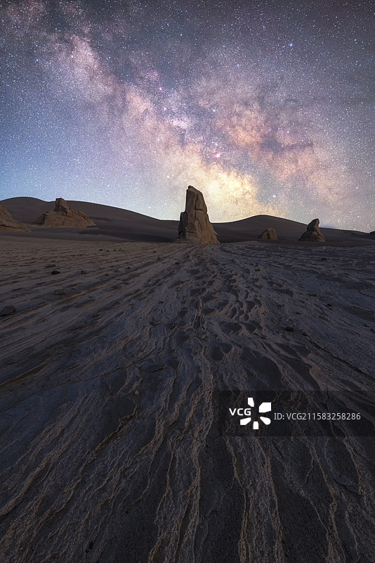 新疆哈密市大海道沙漠星空大地裂痕风景图片素材