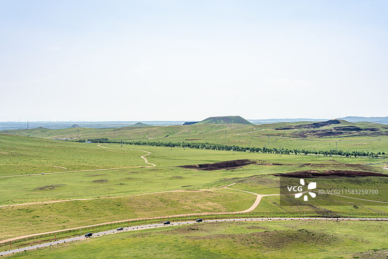 蓝天下的内蒙古乌兰察布乌兰哈达火山遗址火山地貌草原火山口自然景观图片素材