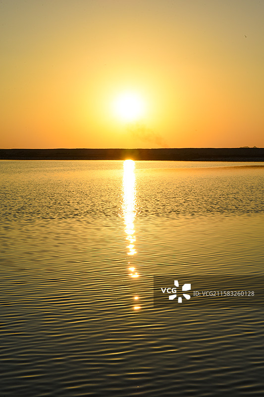 埃及锡瓦绿洲沙漠绿洲湖泊日落夕阳图片素材