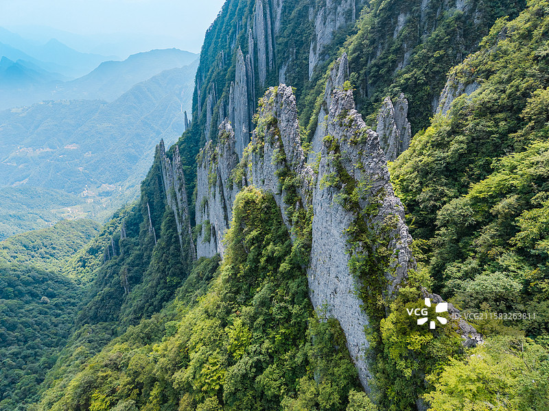 湖北省神农架林区剥刀岩薄如刀锋的36把刀山丛图片素材
