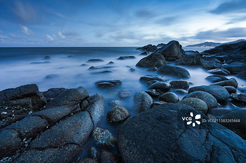 黄昏时候海边圆石海滩景观图片素材