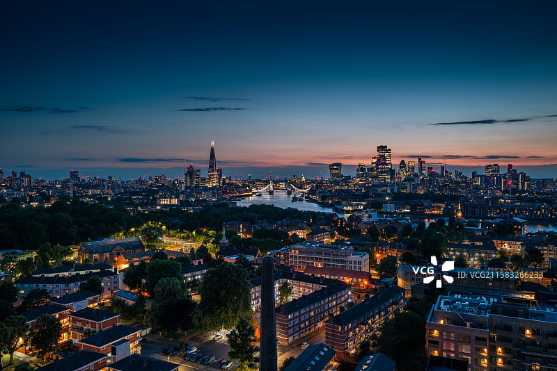 伦敦泰晤士河的蓝调时刻图片素材