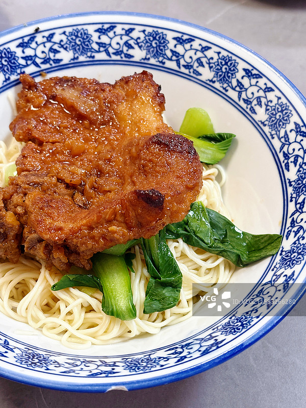 江浙沪地区上海菜本帮菜红烧猪大排面图片素材