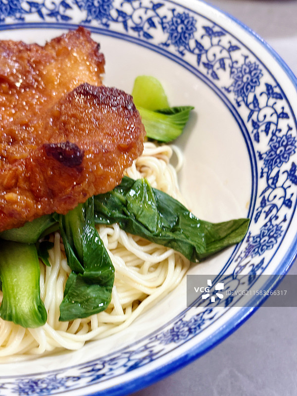 江浙沪地区上海菜本帮菜红烧猪大排面图片素材