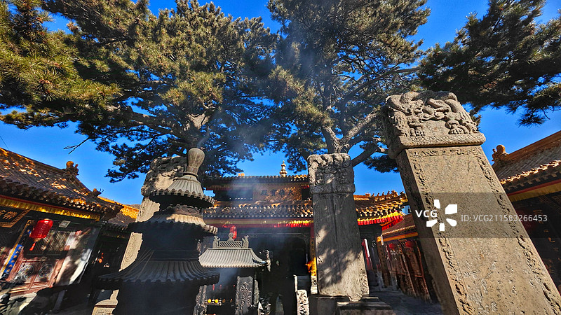 五台山菩萨顶位于灵鹫峰上，是最大喇嘛寺院，建筑富丽堂皇，具皇家特色，历史悠久，文化底蕴极为深厚。图片素材