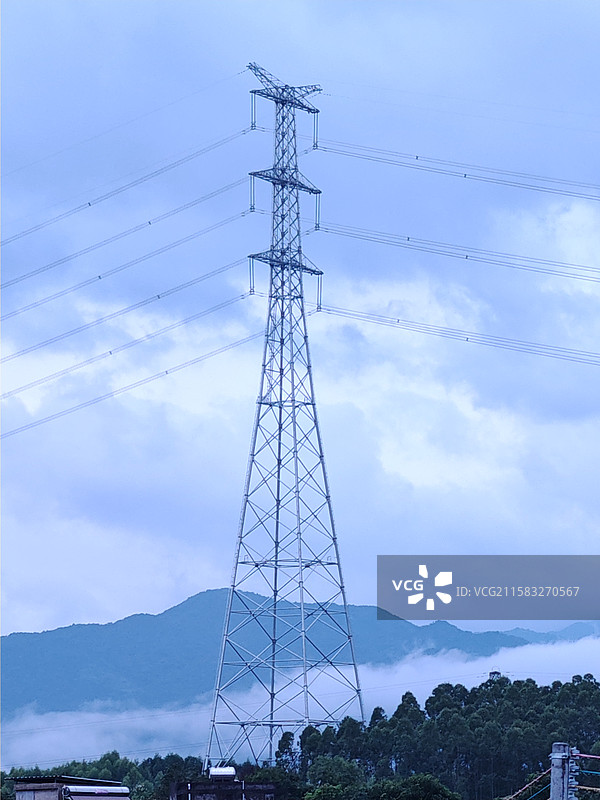 山中的高压电线塔图片素材