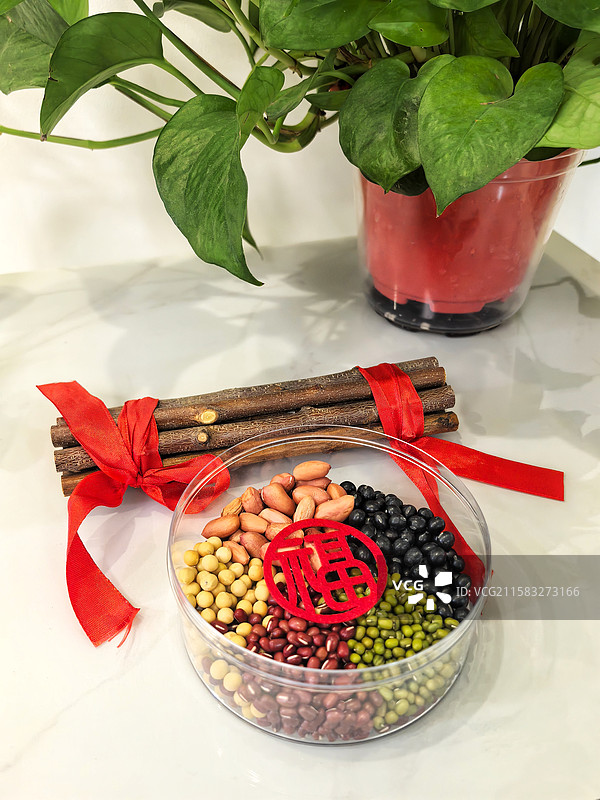 乔迁搬家布置辟邪泰山桃木与五谷丰登盘图片素材