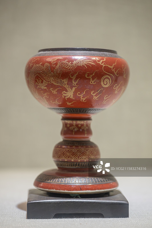 红色龙纹瓷碗图片素材