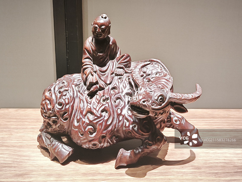 清代红色木雕木桶像图片素材