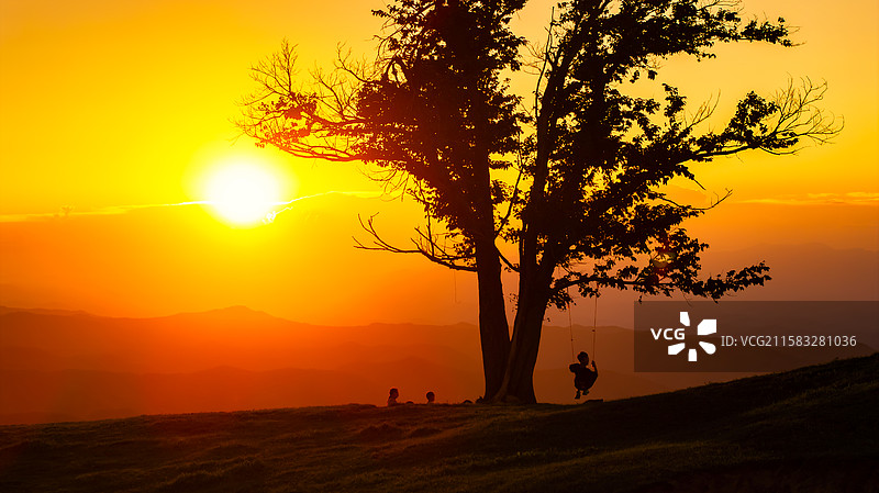 夏日夕阳唯美风景人物剪影图片素材