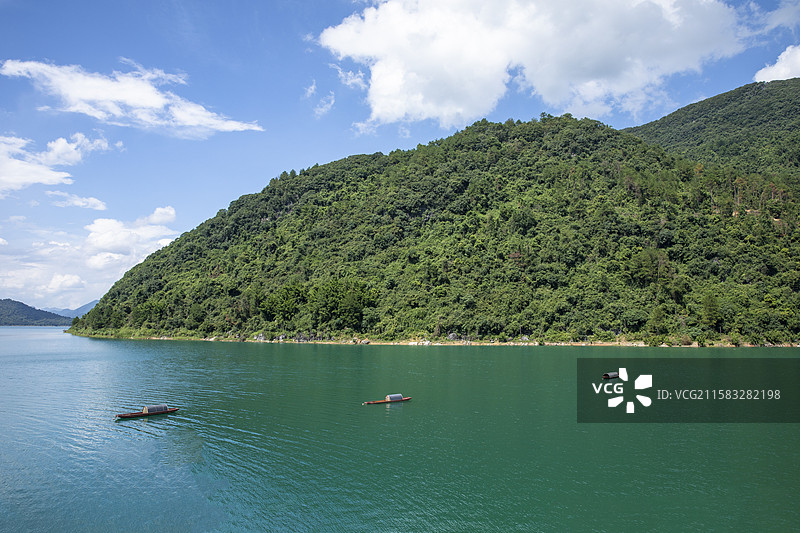 蓝天白云下的湖面风光图片素材