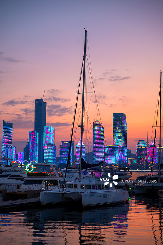 青岛奥帆中心蓝调时刻图片素材