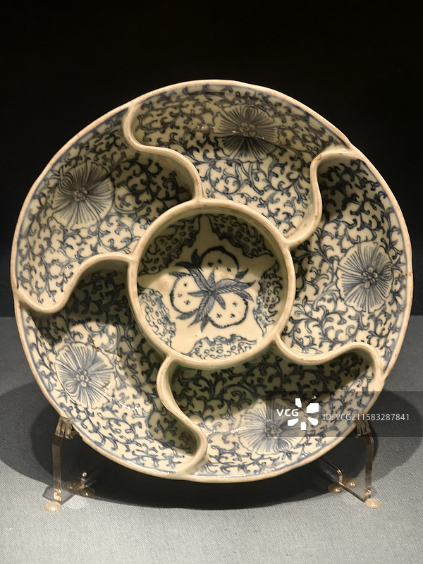 青花花果卷草纹瓷多格盘，成都博物馆藏图片素材