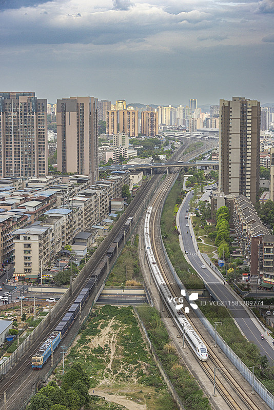 西成客运专线动车组列车和宝成铁路货运列车在绵阳站西侧齐头并进行驶图片素材