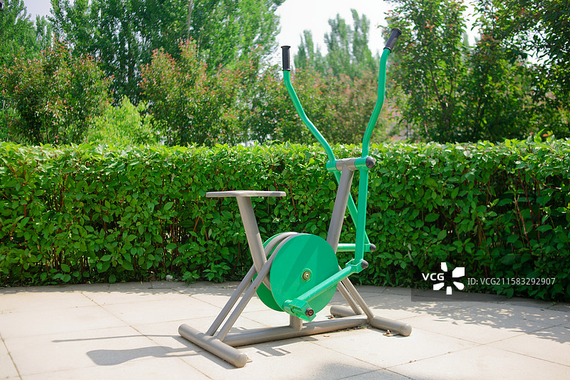 春季户外健身器材特写，城市公园设施，运动健身体育活动，健康生活方式休闲图片素材