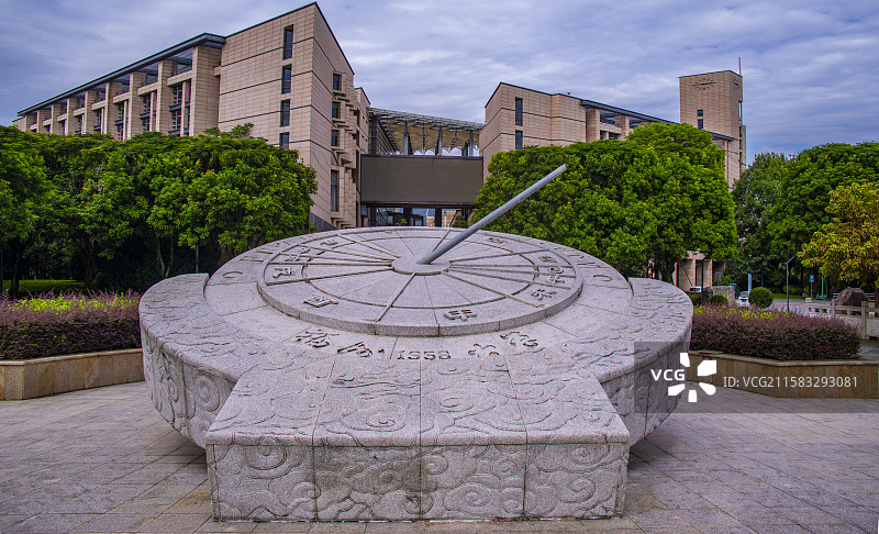 福州大学旗山校区图书馆2013年建成铜制晷针石制晷面组成具北京时区同步计时功能艺术价值日晷雕塑近视图图片素材