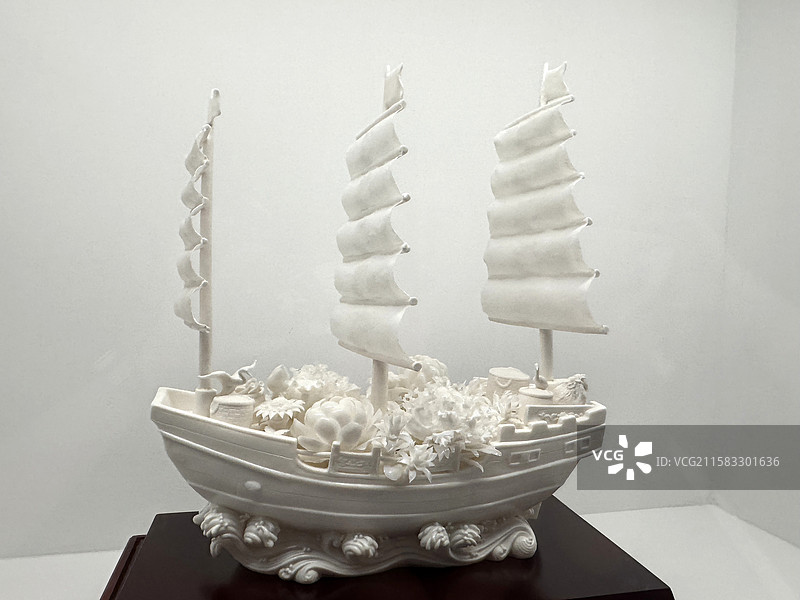 中华艺术宫德化白瓷展览万象本色瓷韵福船图片素材