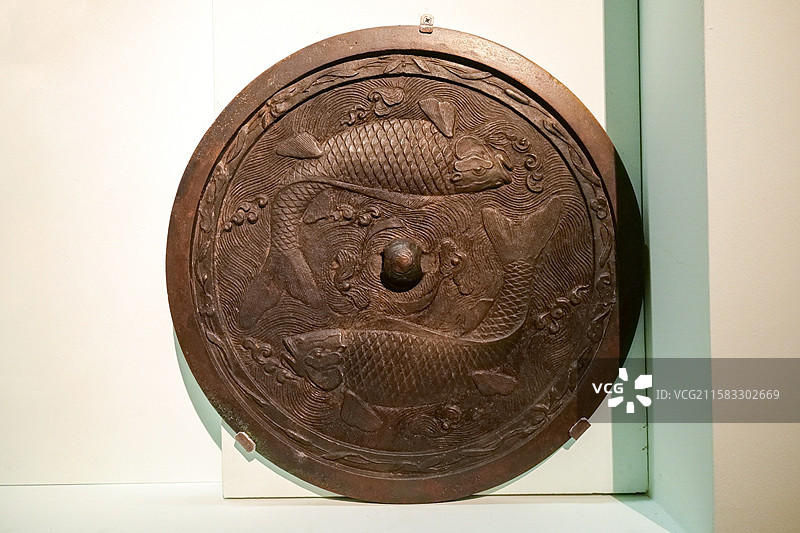 海水双鱼纹铜镜 金代 1976年黑龙江阿城出土 中国国家博物馆“镜里千秋-中国古代铜镜文化”展图片素材