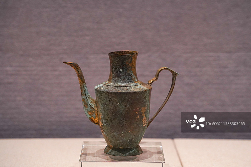 阿鲁科尔沁旗博物馆藏辽代鎏金弦纹折肩铜执壶图片素材