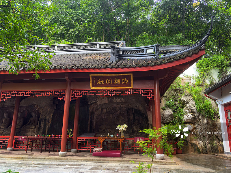 杭州吴山国宝级麻曷葛剌造像全览｜宝成禅寺三尊石窟石刻（夏日红柱绿影／香炉供品实景）｜全国重点文保单位图片素材