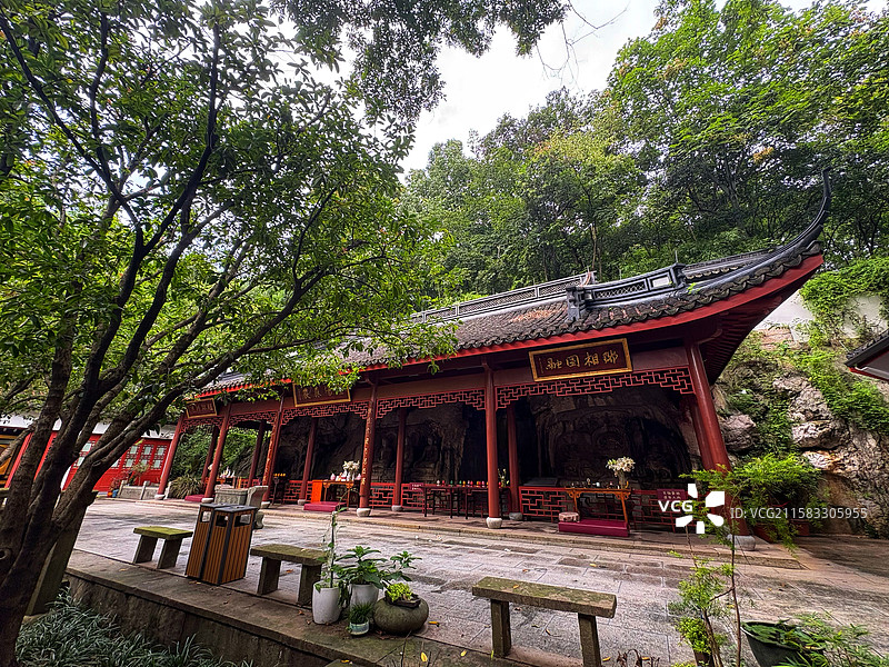 杭州吴山国宝级麻曷葛剌造像全览｜宝成禅寺三尊石窟石刻（夏日红柱绿影／香炉供品实景）｜全国重点文保单位图片素材